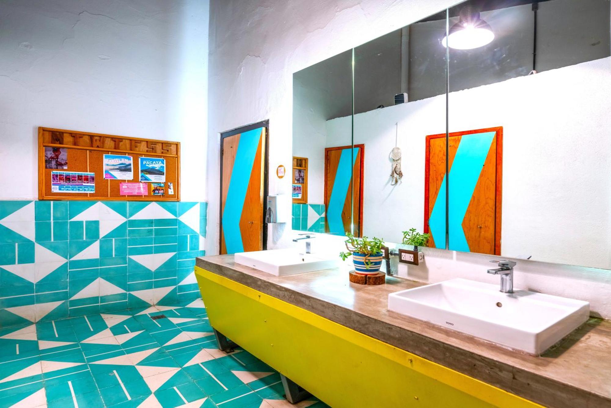 Hostal Adra *