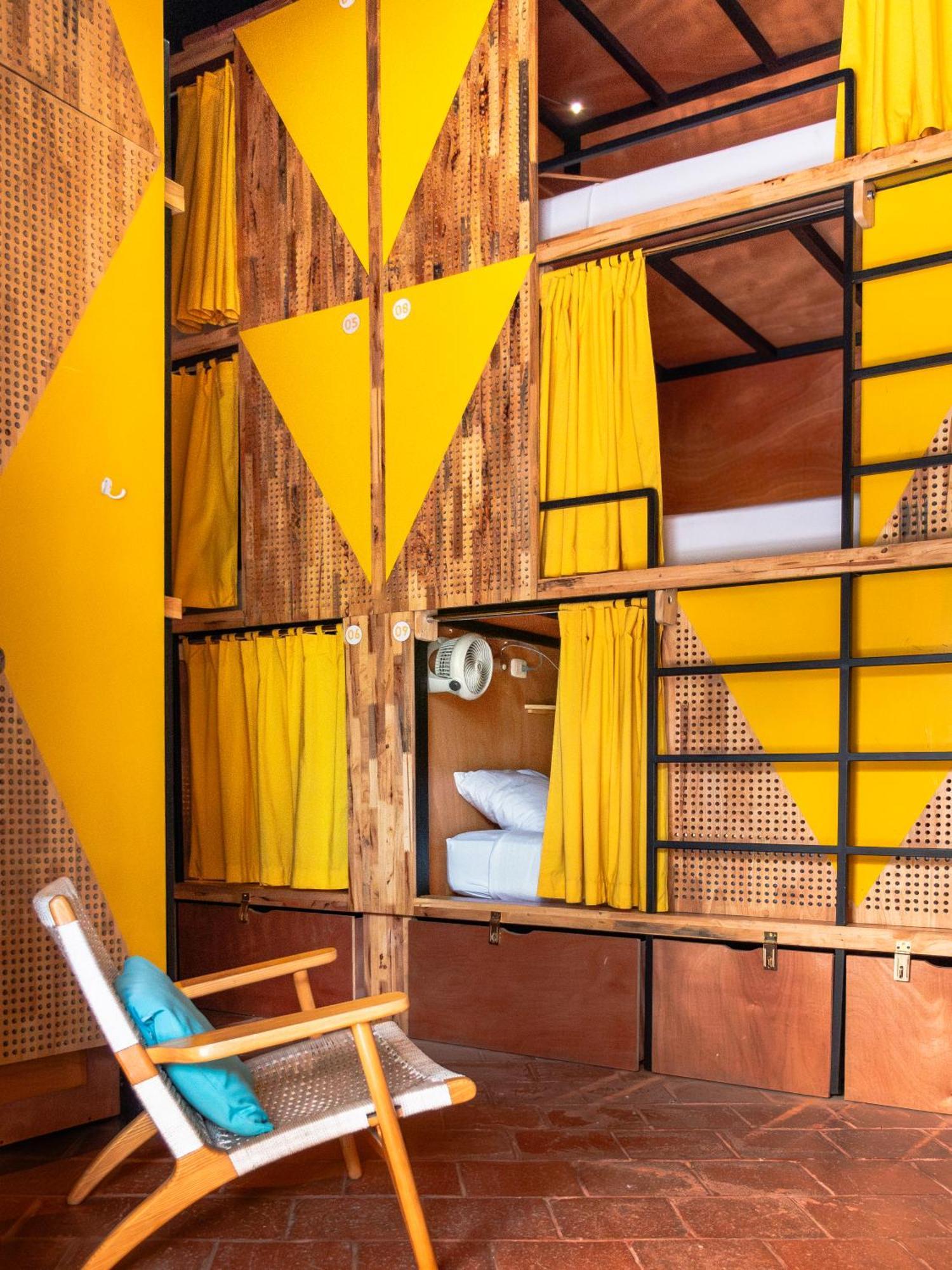 Adra Hostal *